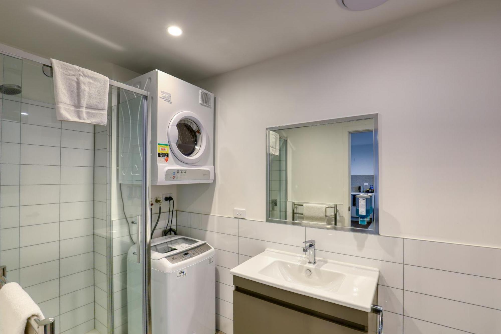 Ramada By Wyndham Victoria Street West 4*